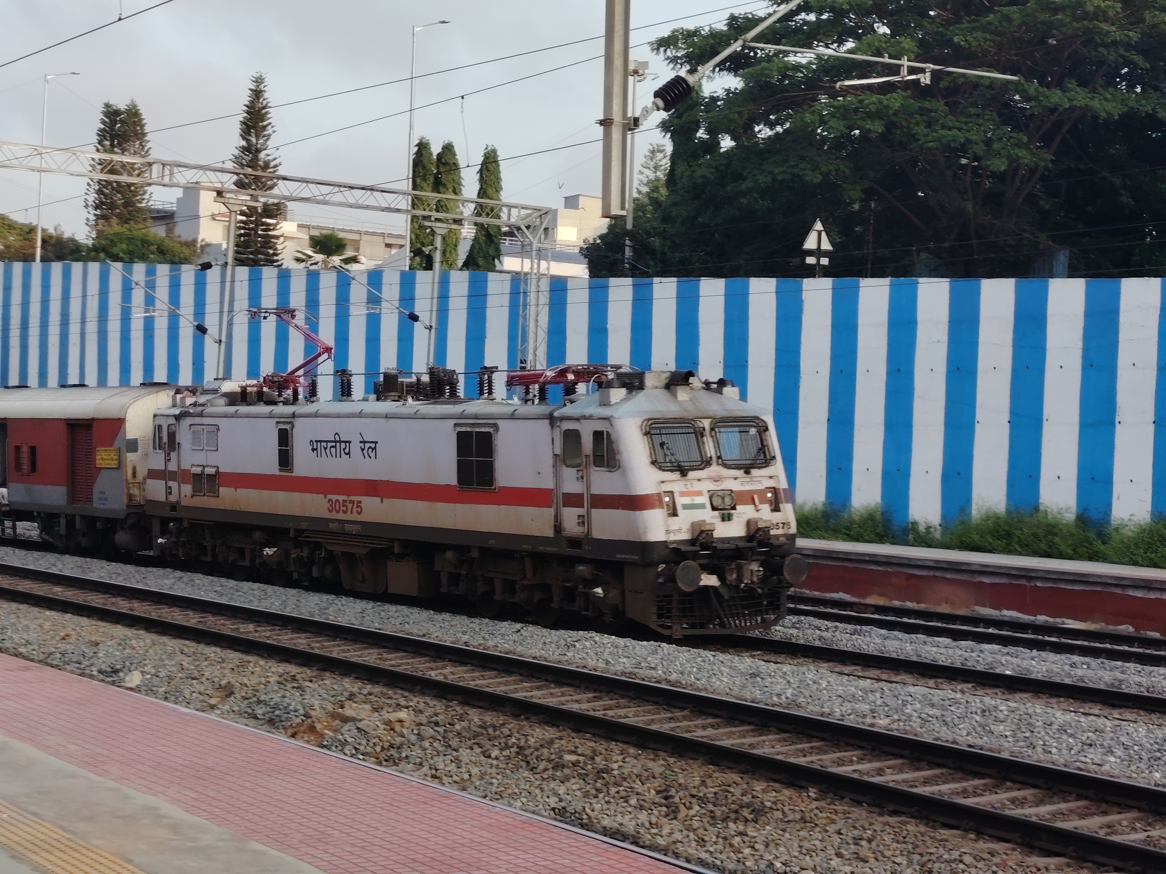 12607 Lalbagh SF Express train photo 2