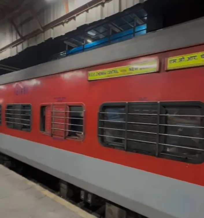 12621 Tamil Nadu Express train photo 2