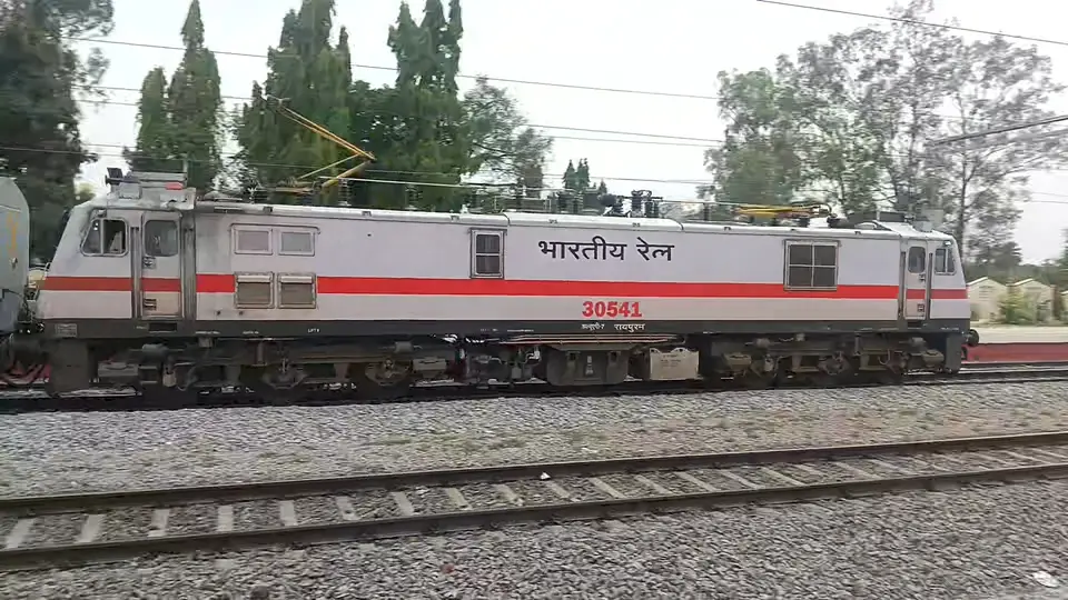 12285 Secunderabad - Hazrat Nizamuddin Duronto Express train photo 2