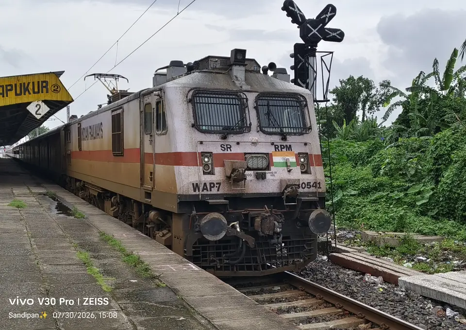 11047 Dadar Central - Gorakhpur Express train photo 7