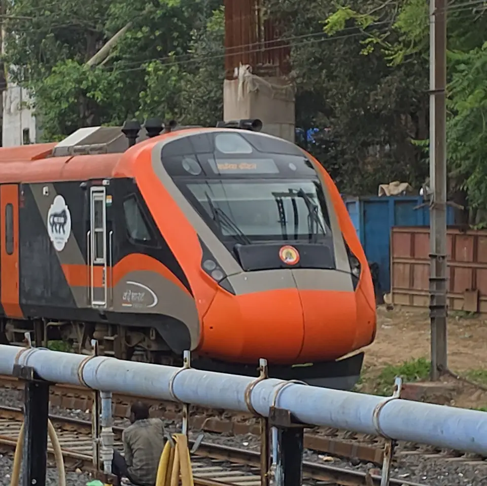 19033 Gujarat Queen train photo 2