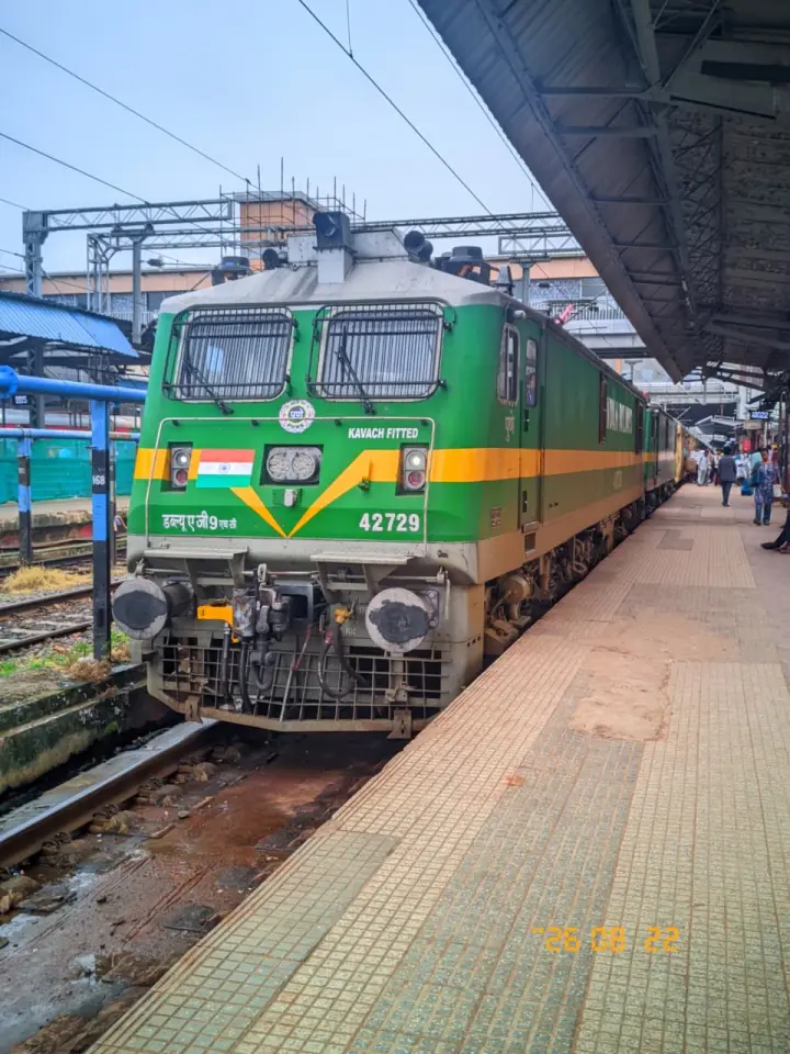 18021 Kharagpur - Khurda Road Express train photo 1