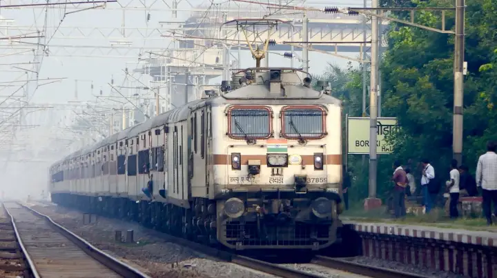 कानपुर-फर्रुखाबाद रूट पर 2 साल थमेगा ट्रेनों का पहिया! कालिंदी एक्सप्रेस समेत कई ट्रेनें रद्द व डायवर्ट, देखें पूरी लिस्ट
