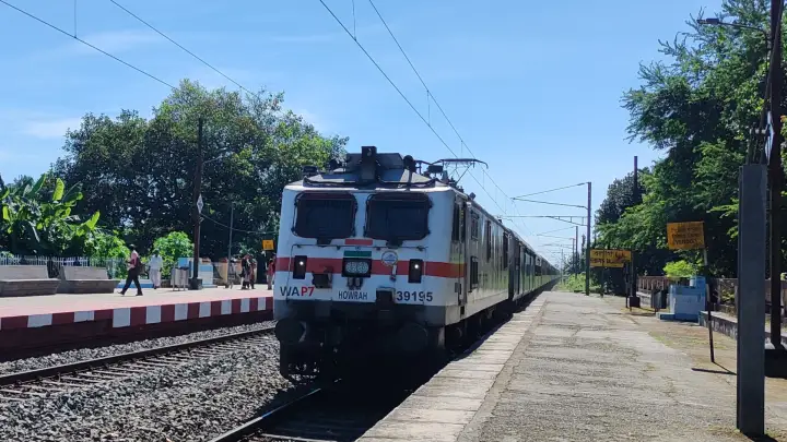 कवच ट्रायल सफल होते ही बड़ा फैसला! 160 की स्पीड से फिर दौड़ेंगी गतिमान, वंदे भारत और राजधानी एक्सप्रेस