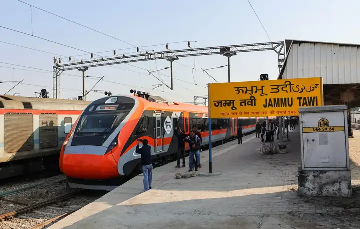 अब और बड़ी दिखेगी वंदे भारत! 20 से 24 कोच का प्लान, रूट परखने में जुटा रेलवे बोर्ड