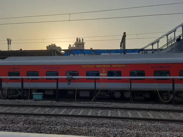 रक्षाबंधन की भीड़ को देख रेलवे का बड़ा प्लान! खजुराहो-निजामुद्दीन के बीच चलेगी  ट्रेन