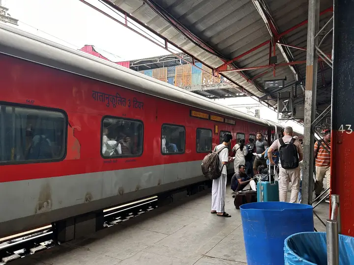 कल से नई ट्रेन की शुरुआत!दिल्ली-बनारस जाने वालों के लिए बड़ा अपडेट