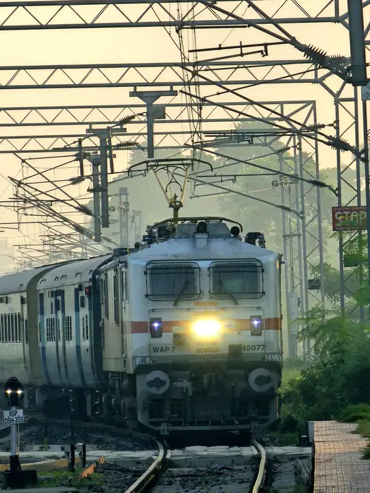 अब और तेज दौड़ेंगी ये 23 ट्रेनें! पश्चिम रेलवे ने बढ़ाई रफ्तार, समय की होगी बचत