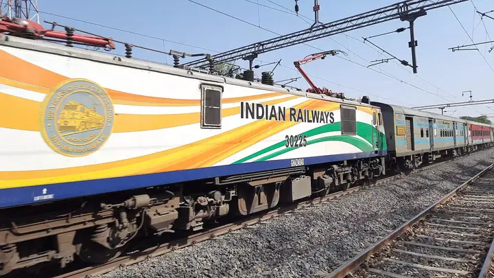 प्रयागराज-दादरी सुपरफास्ट दिल्ली तक बढ़ाने का प्लान, अब बदलकर रोहतक हो सकता है नया रूट! कानपुर मेल भी तैयार