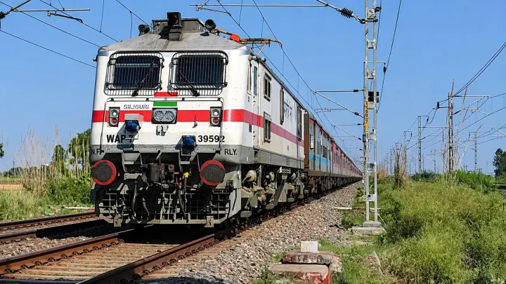 लाल सिग्नल तोड़कर आगे बढ़ी सिक्किम महानंदा एक्सप्रेस, पटरी से उतरी, थम गईं दोनों लाइनें