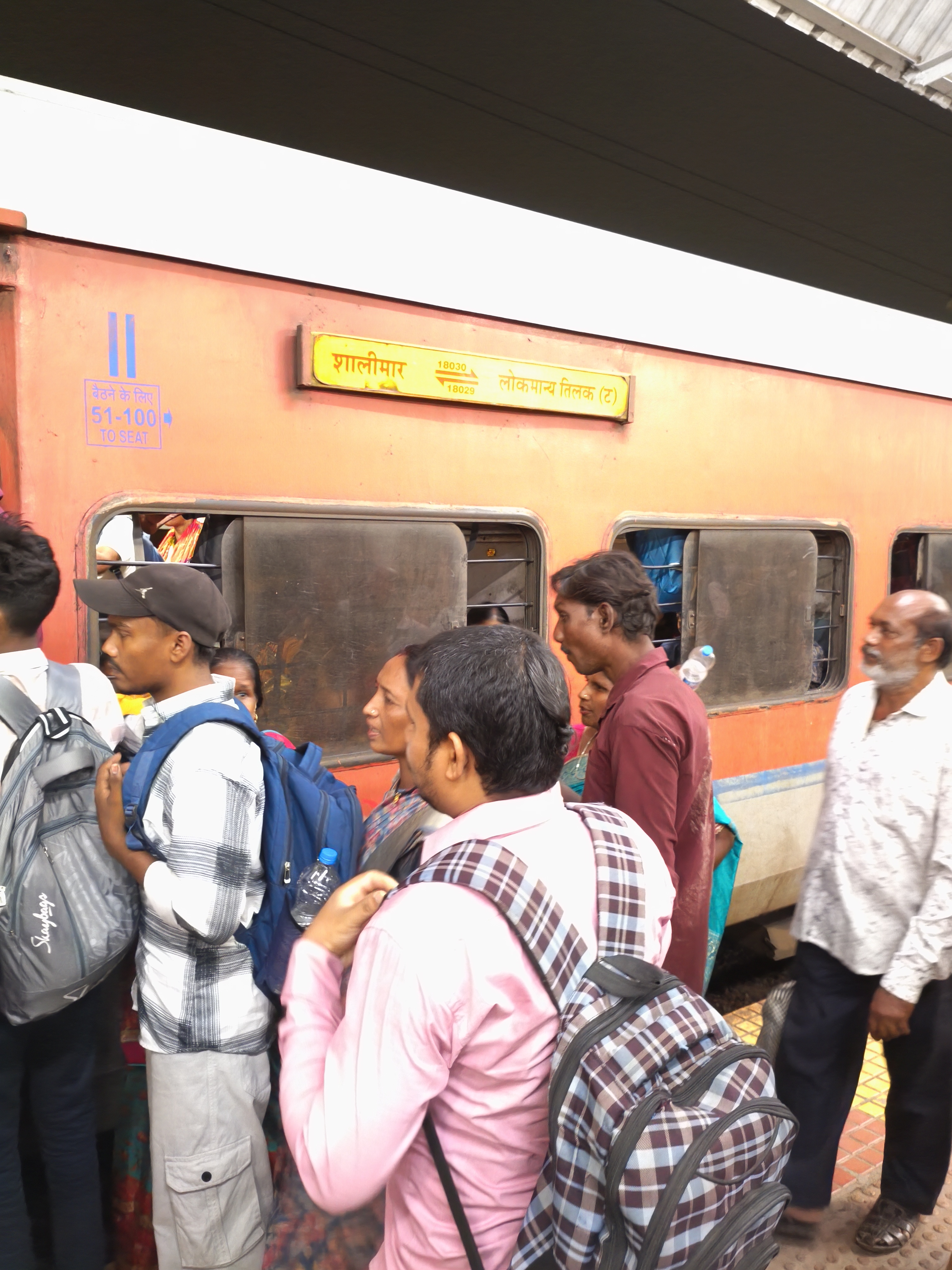 18029 Mumbai LTT - Shalimar Express train photo 4